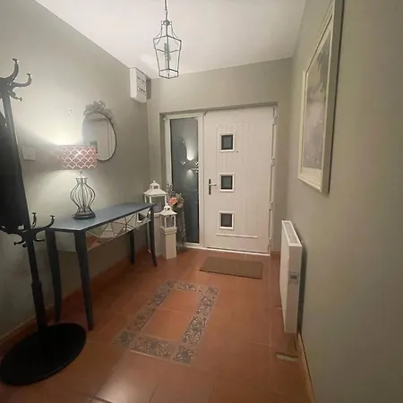 Cozy Waterside Retreat 3 Ferienhaus