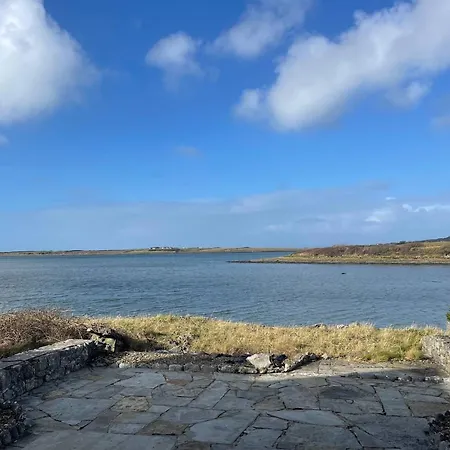 Cozy Waterside Retreat 3 *