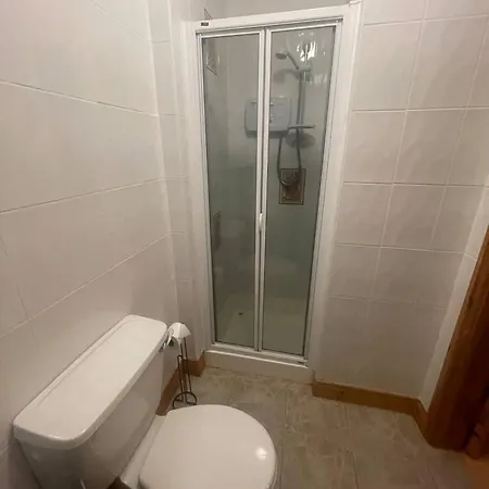 Cozy Waterside Retreat 3 بيت للعطل *