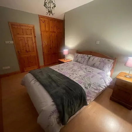 Cozy Waterside Retreat 3 Ferienhaus