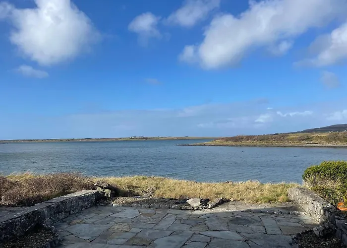 Cozy Waterside Retreat 3 *