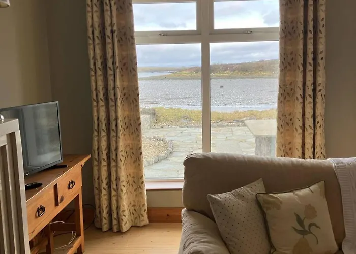 Cozy Waterside Retreat 3